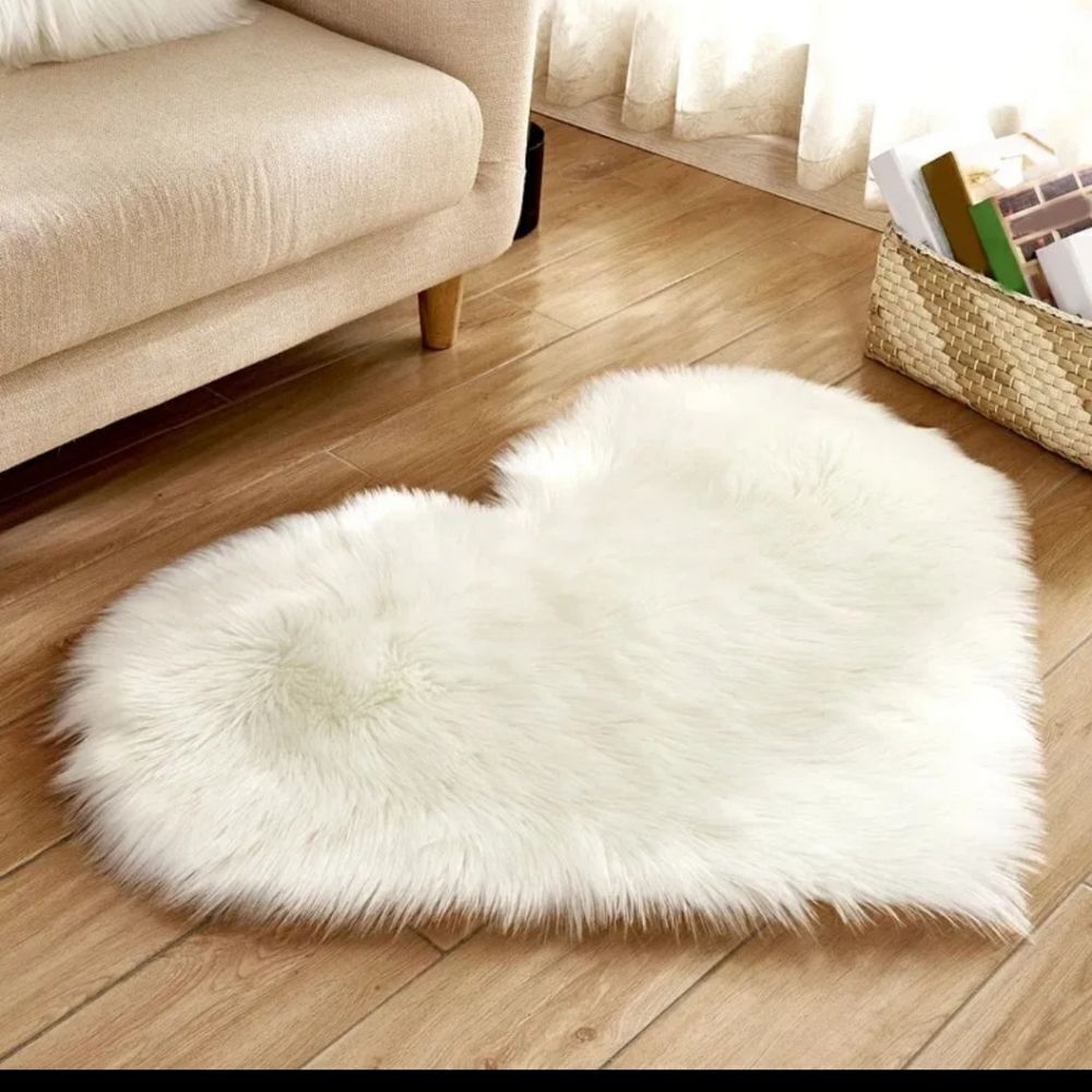 NWOT Faux Fur Heart Shaped Rug 😍